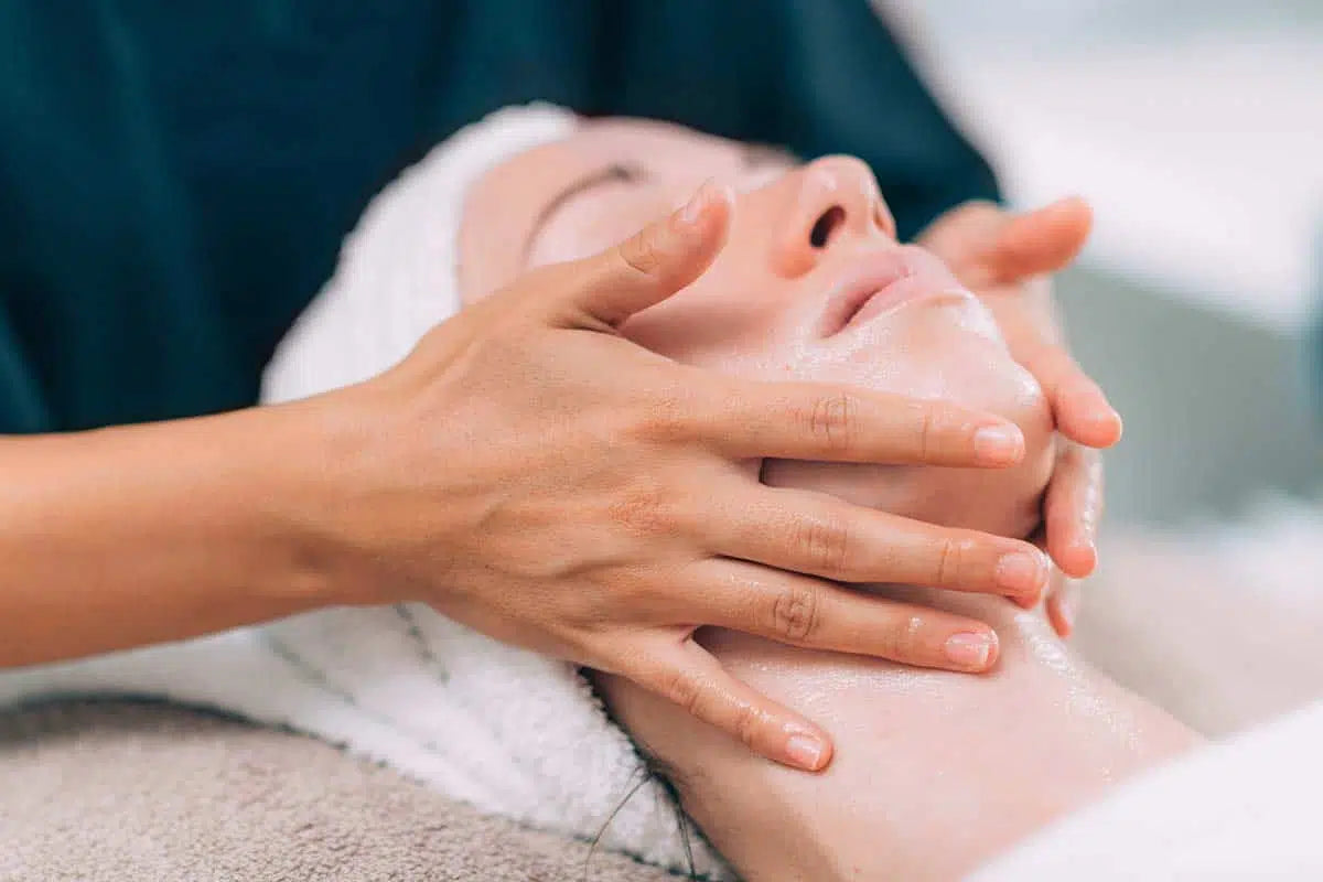 Gua Sha Masajı ve Doğru Yüz Yağı Seçimi: Cildiniz İçin Bütünsel Bir Şifa Rehberi